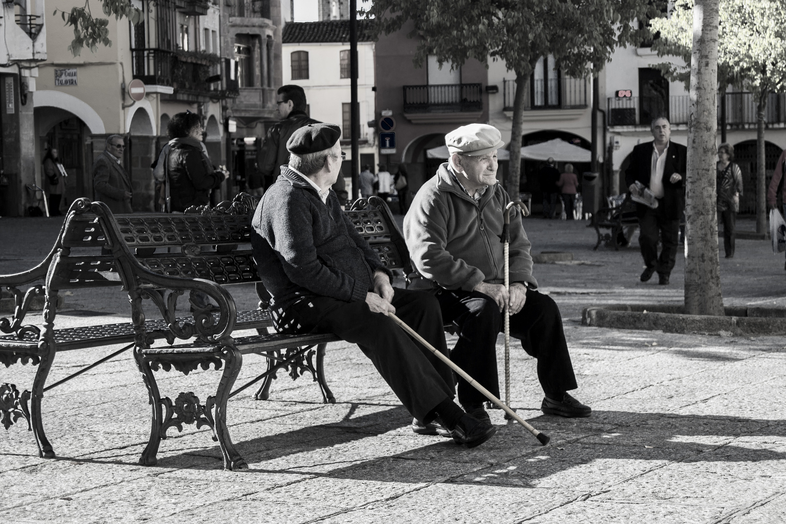 Dos ancianos viendo pasar a la gente del pueblo