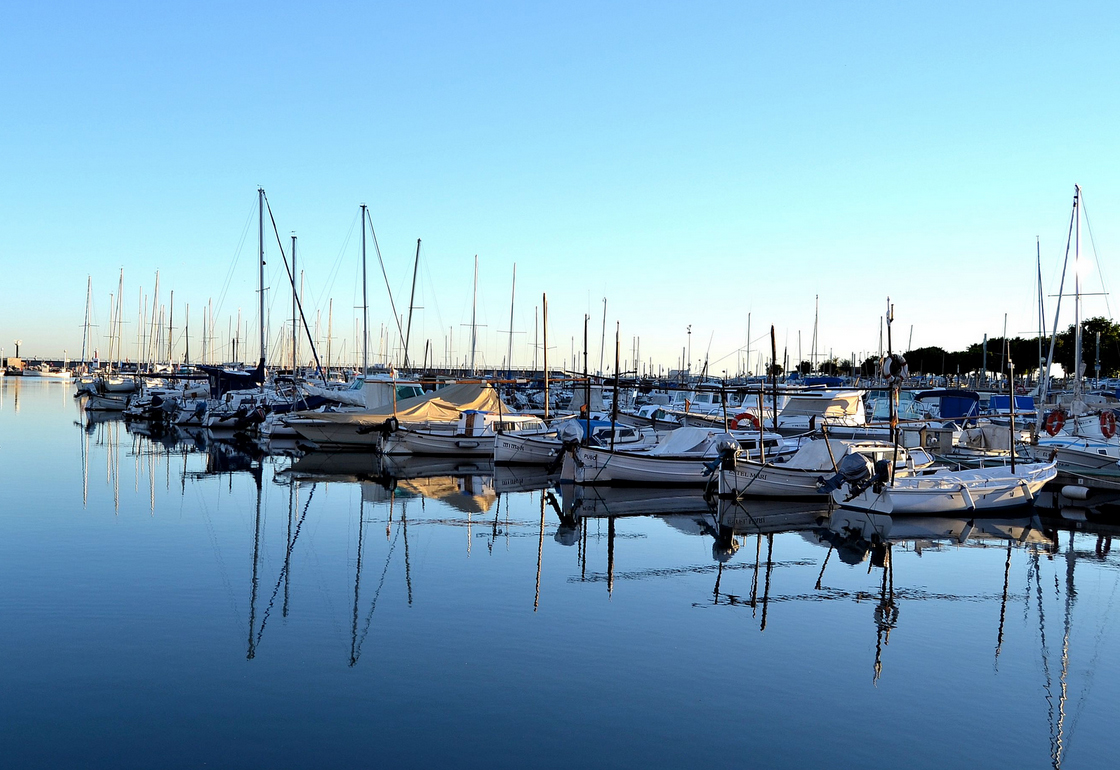 El reflejo de unos barcos sobre el mar